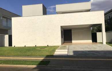 Imagem: A casa em condomínio possui 4 Dormitórios, 5 Banheiros, 4