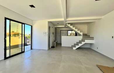 Imagem: A casa possui 3 Dormitórios, 3 Banheiros, 2 Vagas na garagem