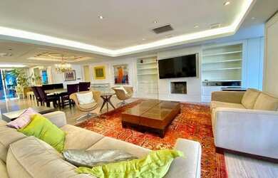 Imagem: A casa possui 3 Dormitórios, 5 Banheiros, 3 Vagas na garagem