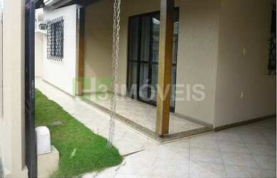 Imagem: A casa possui 3 Dormitórios, 2 Banheiros, 2 Vagas na garagem