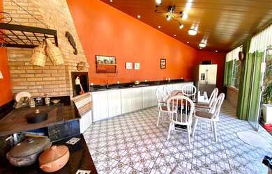 Imagem: A casa possui 2 Dormitórios, 3 Banheiros, 2 Vagas na garagem