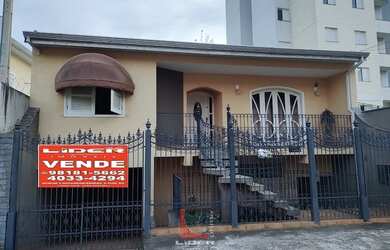 Imagem: A casa possui 3 Dormitórios, 4 Banheiros, 5 Vagas na garagem