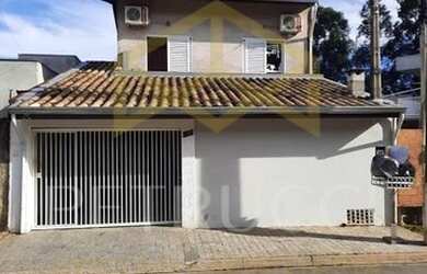 Imagem: A casa possui 3 Dormitórios, 3 Banheiros, 4 Vagas na garagem