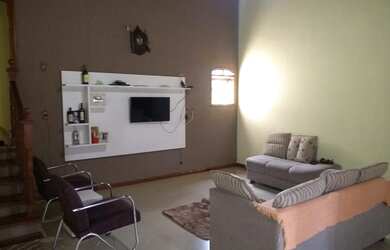 Imagem: A casa possui 3 Dormitórios, 2 Banheiros, 4 Vagas na garagem