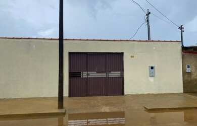 Imagem: A casa possui 2 Dormitórios, 1 Banheiro, 2 Vagas na garagem