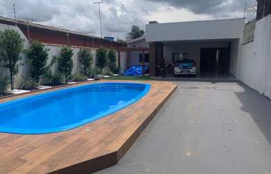 Imagem: A casa possui 3 Dormitórios, 3 Banheiros, 4 Vagas na garagem