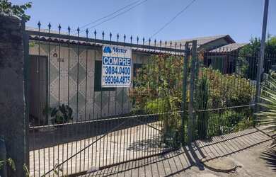 Imagem: A casa possui 3 Dormitórios, 1 Banheiro, 2 Vagas na garagem