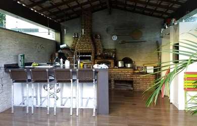 Imagem: A casae possui 3 Dormitórios, 2 Banheiros, 2 Vagas na garagem