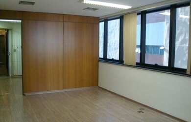 Imagem: O depósito possui 2 Vagas na garagem, 64m² de Área e está