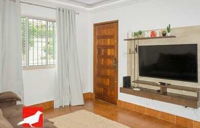 Imagem: A casa possui 2 Dormitórios, 1 Banheiro, 2 Vagas na garagem