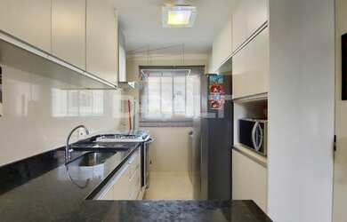 Imagem: O apartamento possui 2 Dormitórios, 1 Banheiro, 1 Vaga na garagem