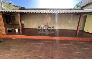 Imagem: A casa possui 3 Dormitórios, 1 Banheiro, 3 Vagas na garagem