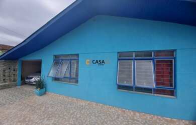 Imagem: A casa possui 3 Dormitórios, 2 Banheiros, 2 Vagas na garagem