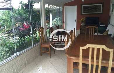 Imagem: A casa possui 4 Dormitórios, 2 Banheiros, 3 Vagas na garagem