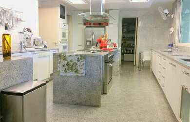 Imagem: A casa possui 3 Dormitórios, 3 Banheiros, 3 Vagas na garagem