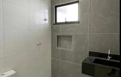 Imagem: A casa possui 3 Dormitórios, 2 Banheiros, 3 Vagas na garagem