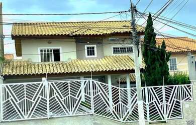 Imagem: A casa possui 3 Dormitórios, 3 Banheiros, 4 Vagas na garagem