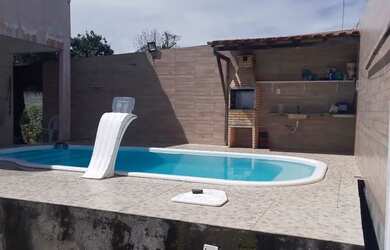 Imagem: A casa possui 4 Dormitórios, 4 Banheiros e 4 Vagas na garagem