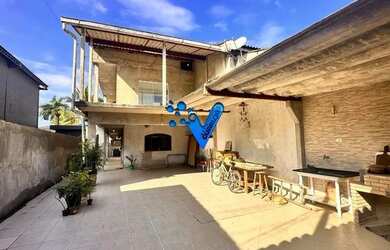 Imagem: A casa possui 3 Dormitórios, 3 Banheiros, 5 Vagas na garagem