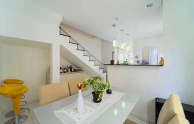 Imagem: A casa possui 2 Dormitórios, 2 Banheiros, 2 Vagas na garagem