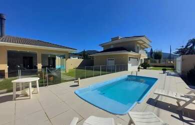 Imagem: A casa possui 4 Dormitórios, 4 Banheiros, 5 Vagas na garagem