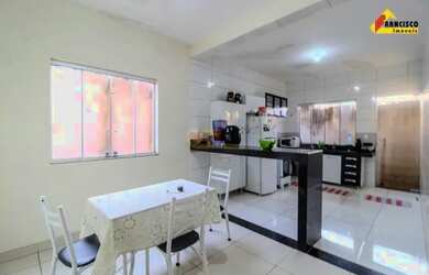 Imagem: A casa possui 3 Dormitórios, 1 Banheiro, 1 Vaga na garagem