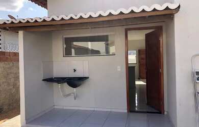 Imagem: A casa possui 2 Dormitórios e 1 Banheiro e está localizado