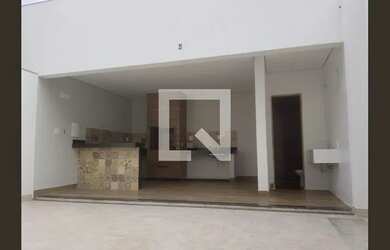 Imagem: A casa possui 3 Dormitórios, 5 Banheiros, 4 Vagas na garagem