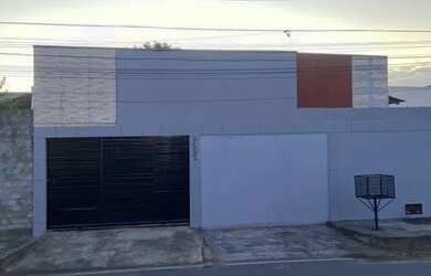 Imagem: A casa possui 2 Dormitórios, 2 Banheiros e 2 Vagas na garagem