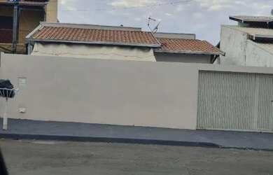 Imagem: A casa possui 4 Dormitórios, 1 Banheiro, 2 Vagas na garagem