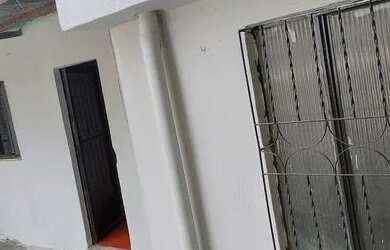 Imagem: A casa possui 1 Dormitório, 1 Banheiro e 1 Vaga na garagem