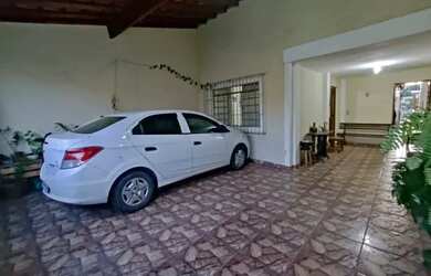 Imagem: A casa possui 2 Dormitórios, 1 Banheiro, 3 Vagas na garagem