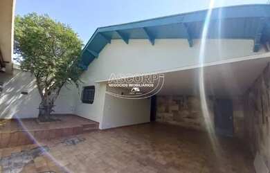 Imagem: A casa possui 4 Dormitórios, 3 Banheiros, 4 Vagas na garagem