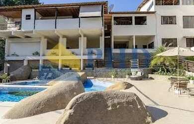 Imagem: A casa em condomínio possui 5 Dormitórios, 5 Banheiros, 4