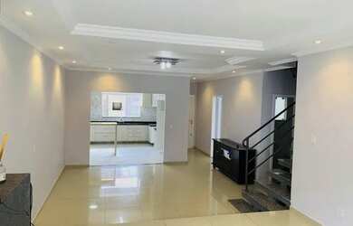 Imagem: A casa possui 3 Dormitórios, 3 Banheiros, 3 Vagas na garagem