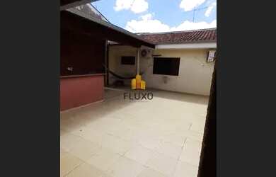 Imagem: A casa possui 3 Dormitórios, 1 Banheiro, 2 Vagas na garagem