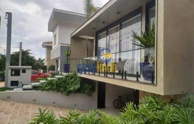 Imagem: A casa possui 3 Dormitórios, 3 Banheiros, 4 Vagas na garagem