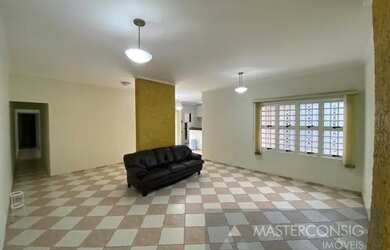 Imagem: A casa possui 3 Dormitórios, 3 Banheiros, 3 Vagas na garagem