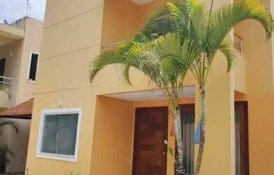 Imagem: A casa possui 4 Dormitórios, 1 Banheiro, 2 Vagas na garagem