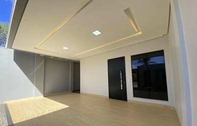 Imagem: A casa possui 3 Dormitórios, 2 Banheiros, 2 Vagas na garagem