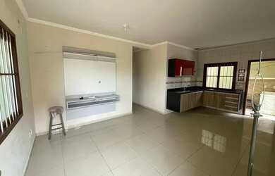 Imagem: A casa possui 3 Dormitórios, 2 Banheiros, 2 Vagas na garagem