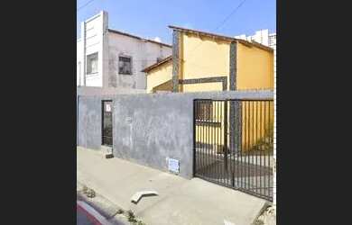 Imagem: A casa possui 3 Dormitórios, 2 Banheiros, 1 Vaga na garagem