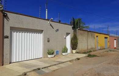 Imagem: A casa possui 3 Dormitórios, 2 Banheiros, 2 Vagas na garagem