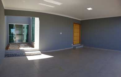 Imagem: A casa possui 3 Dormitórios, 2 Banheiros, 3 Vagas na garagem