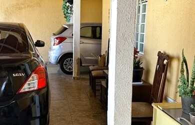 Imagem: A casa possui 4 Dormitórios, 2 Banheiros, 5 Vagas na garagem