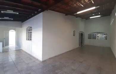 Imagem: A casa possui 3 Dormitórios, 2 Banheiros, 3 Vagas na garagem