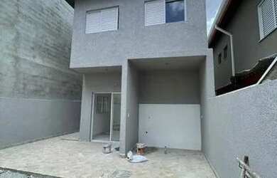 Imagem: A casa possui 3 Dormitórios, 2 Banheiros, 2 Vagas na garagem