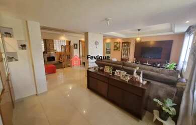 Imagem: A casa possui 4 Dormitórios, 4 Banheiros, 4 Vagas na garagem