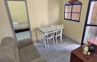 Imagem: A casa possui 1 Dormitório, 1 Banheiro, 1 Vaga na garagem