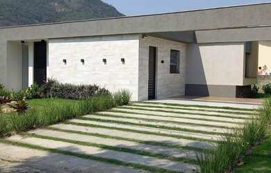 Imagem: A casa em condomínio possui 3 Dormitórios, 1 Banheiro, 2 Vagas